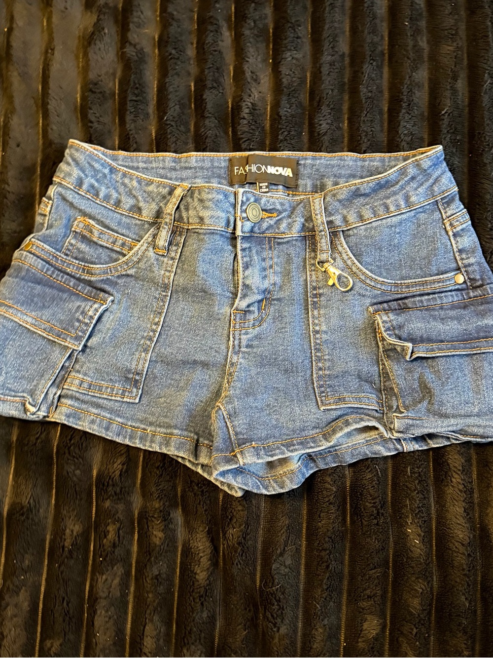 Low Rise Medium Wash Denim Cargo Shortie Shorts Y2K Women’s size 3